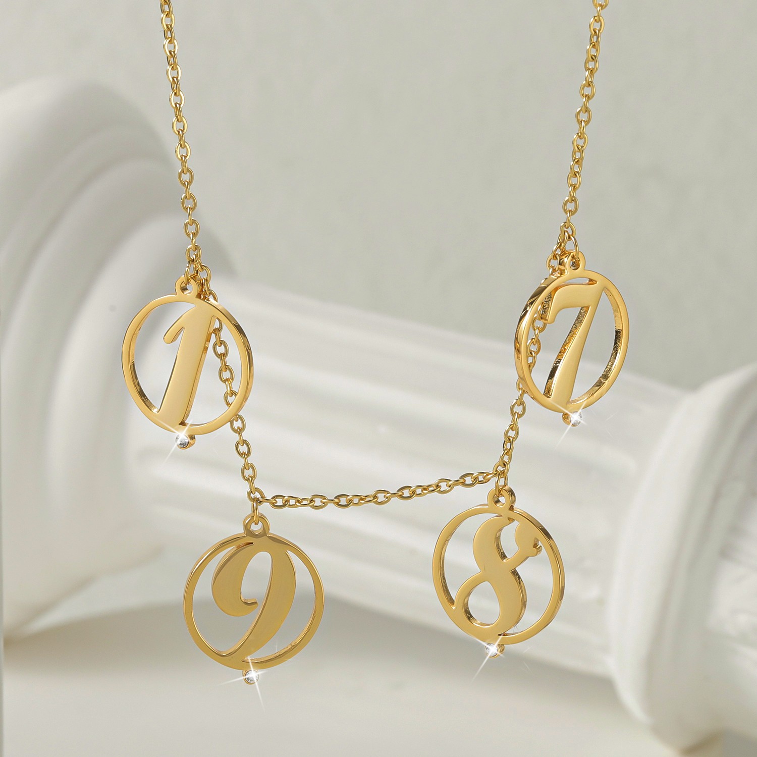 Customize Halo Multi Initial N - Initial Letter Necklace 18K Gold recension och pris