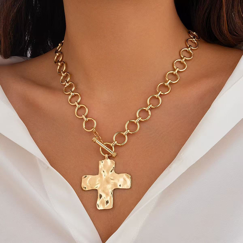 Hot sale Gold Layered Chunky C - Cross Pendant Necklace Gold recension och pris