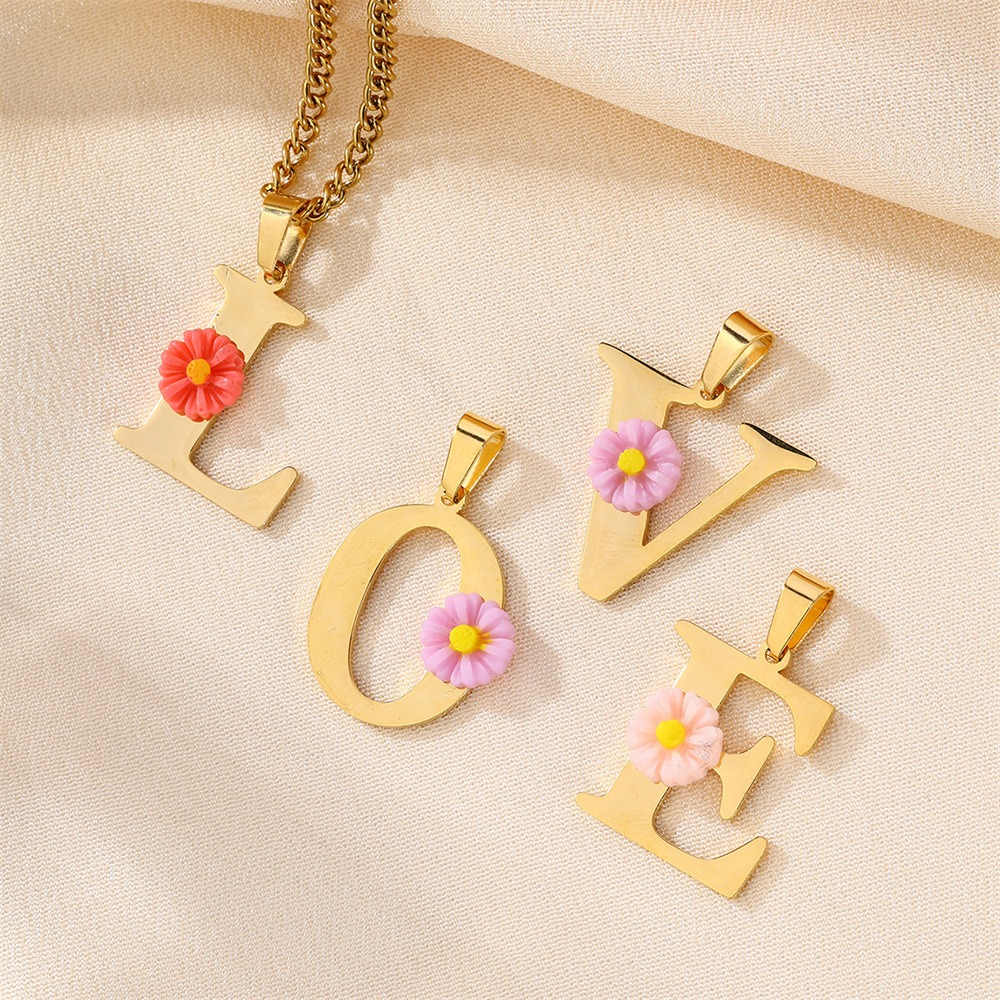 Personalized Daisy Initial Let - Initial Letter Necklace 18K Gold recension och pris