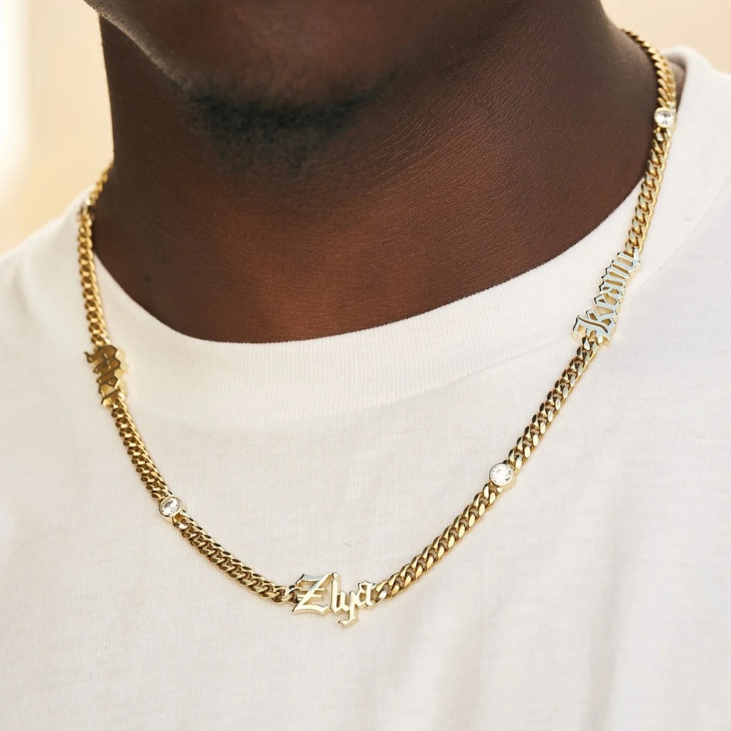 Custom Old English Name Neckla - Cuban Link Chain 12Mm recension och pris