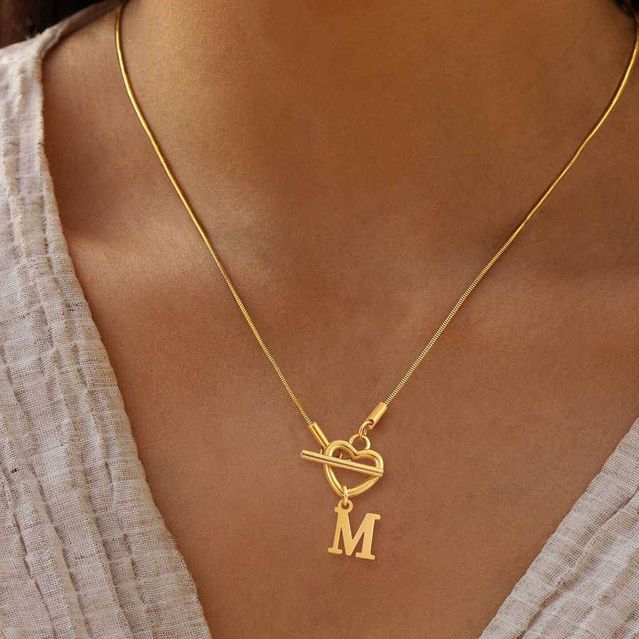 Fashion A-Z Initial Heart Pend - Initial Letter Necklace 18K Gold recension och pris