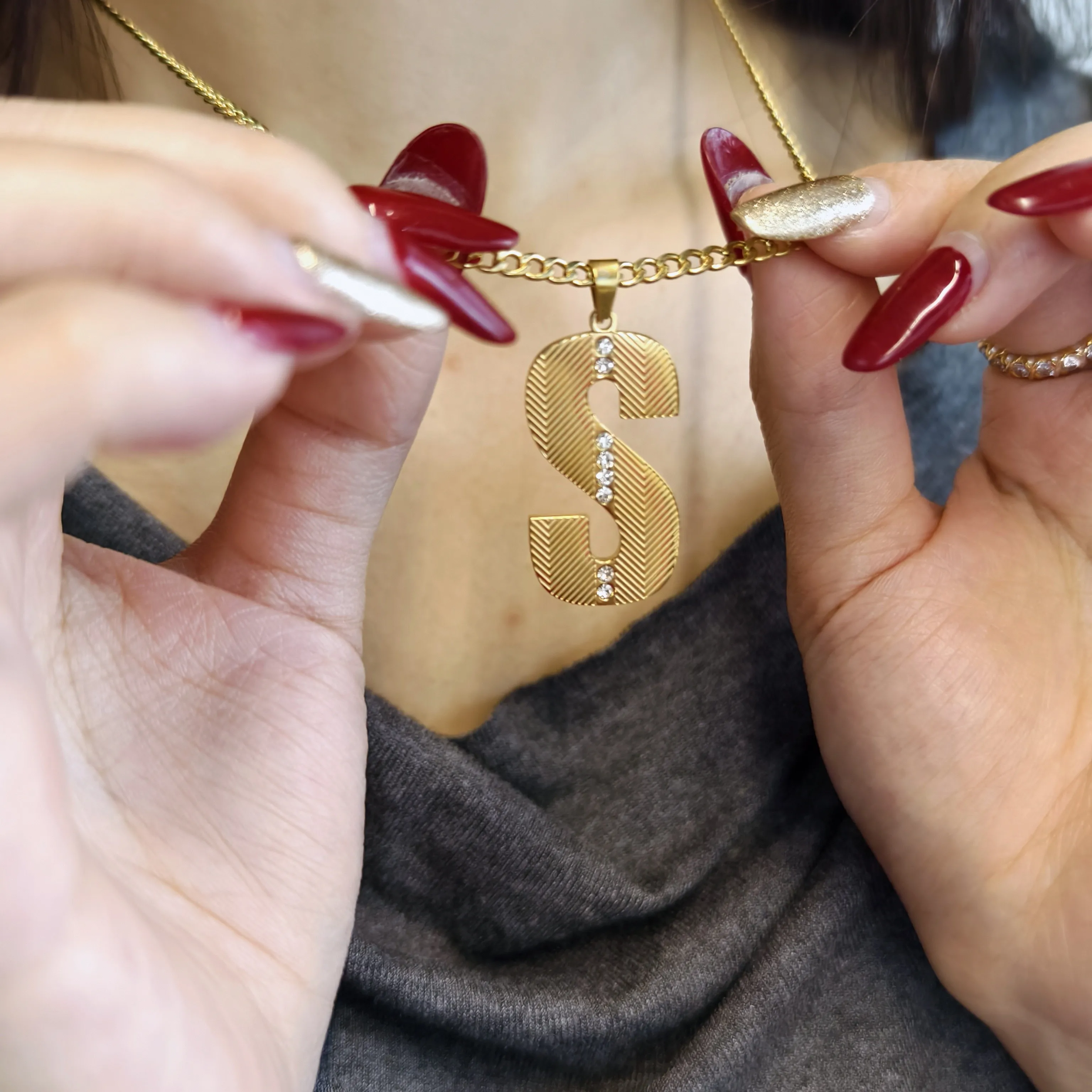 18K GOLD VERMEIL TEXTURE INITI - Initial Letter Necklace 18K Gold recension och pris